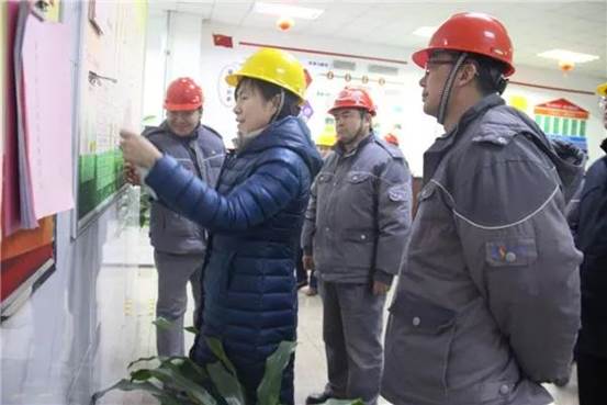 自治區(qū)國(guó)資委黨委副書記、主任張紅彥查看安全生產(chǎn)資料（尕靜茹 攝)