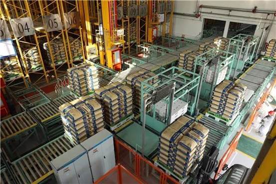 托克遜能化高性能樹(shù)脂項(xiàng)目包裝立體倉(cāng)庫(kù)現(xiàn)場(chǎng)（張志平 攝）