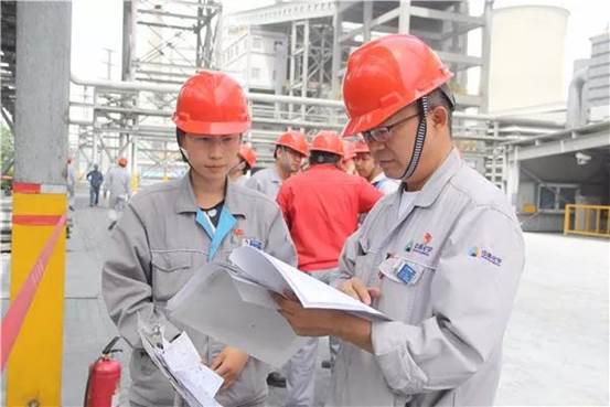 托克遜能化公司黨委書記、董事長(zhǎng)王利國(guó)（右）帶頭開(kāi)展高危作業(yè)審核（胡曉君 攝）