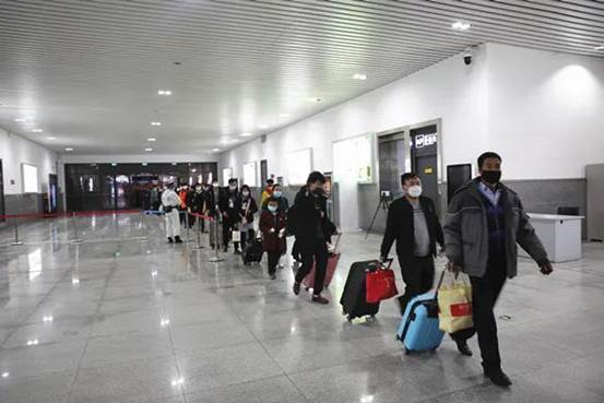 復(fù)工返崗員工陸續(xù)走出車(chē)站（熱皮開(kāi)提 攝）