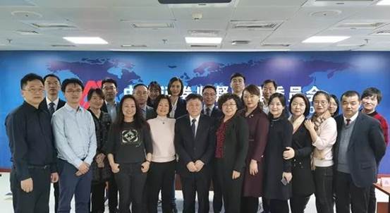 中泰集團黨委書記、董事長，中泰化學(xué)董事長王洪欣（左五）與部分參與定增過會代表合影